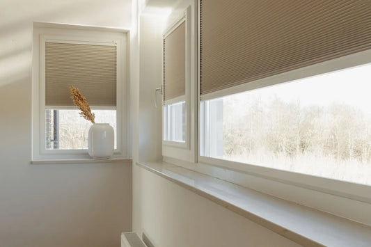 Sfeerbeeld Plisségordijn verduisterend beige slaapkamer