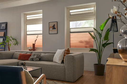 Sfeerbeeld van de Day n Night in een woonkamer met twee lichtdoorlatende stoffen