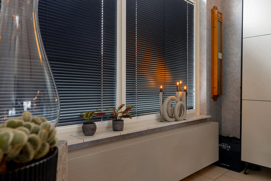 Latende met gesloten jalouzieën sfeerbeeld