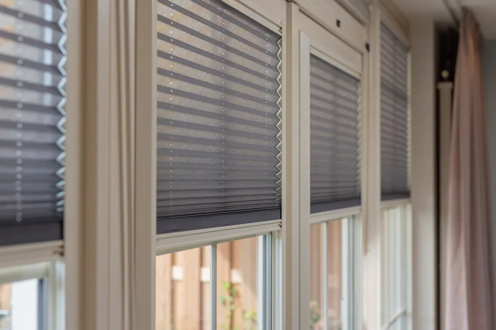 Sfeerbeeld KEJE Splendid Pliss raamdecoratie lichtdoorlatend grijs met wit frame