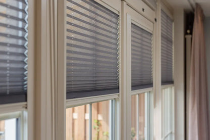 Sfeerbeeld KEJE Splendid Pliss raamdecoratie lichtdoorlatend grijs met wit frame