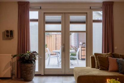 Sfeerbeeld KEJE Day n night woonkamer twee plisséstoffen in één frame