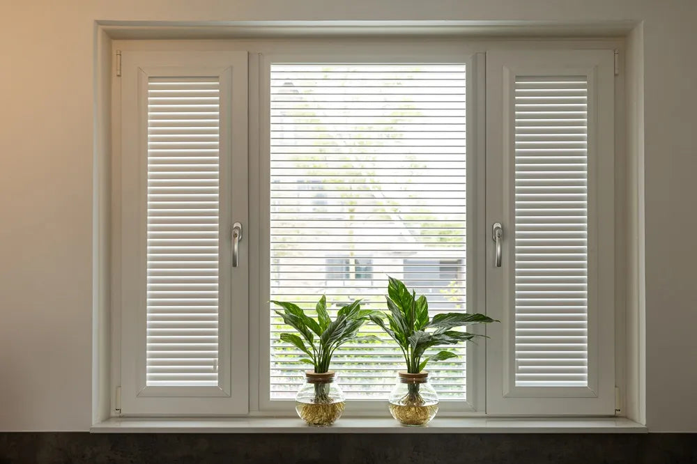 Sfeerbeeld KEJE Lamella witte raamdecoratie