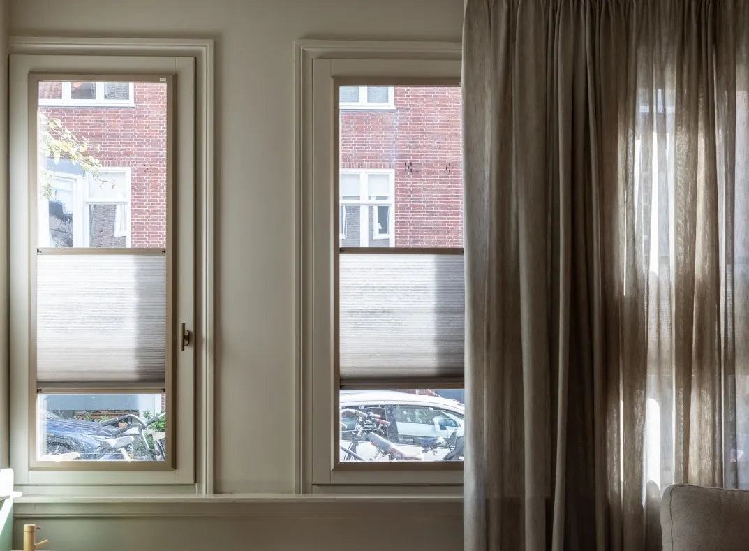 Sfeerbeeld KEJE Splendid Pliss met beige frame of witte ramen