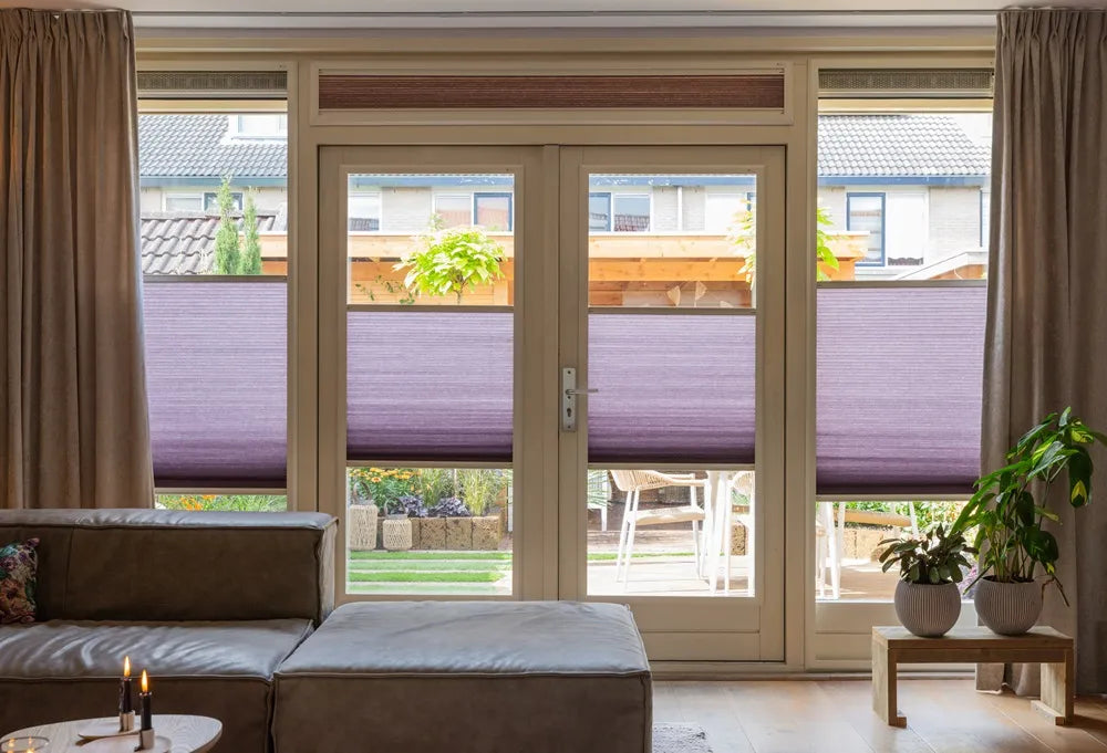 Sfeerbeeld KEJE Splendid Pliss Woonkamer paarse stof met wit frame