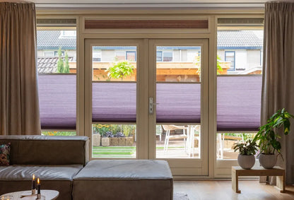 Sfeerbeeld KEJE Splendid Pliss Woonkamer paarse stof met wit frame