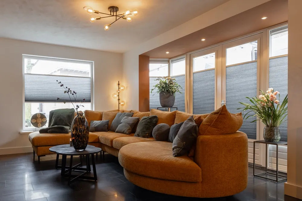 Sfeerbeeld KEJE Splendid Pliss Raamdecoratie Woonkamer Grijs met wit frame