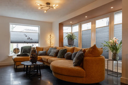 Sfeerbeeld KEJE Splendid Pliss Raamdecoratie Woonkamer Grijs met wit frame