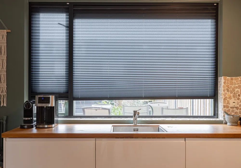 Sfeerbeeld KEJE Vaste raamplissé antraciet in keuken