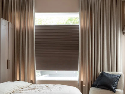 Sfeerbeeld KEJE Vrijhangend plisségordijn verduisterend in slaapkamer
